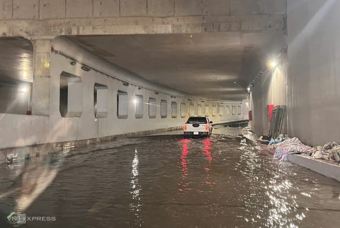 Hầm chui ở nút giao An Phú bị ngập nặng ở đoạn trũng, sáng 16/2. Ảnh: Minh Hoàng