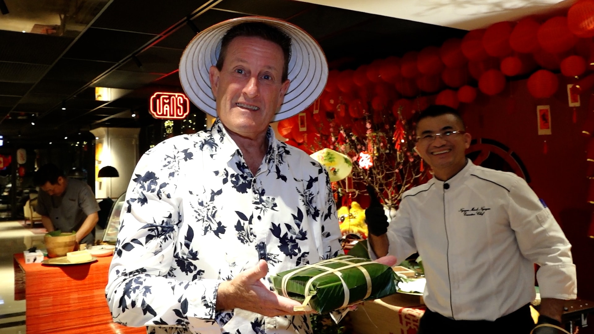 Khách tây thích thú học gói bánh chưng