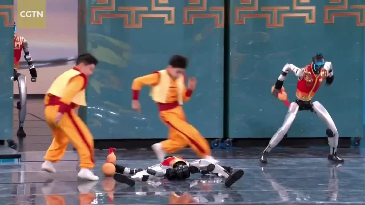 Robot hình người khuấy động gala đêm giao thừa của Trung Quốc