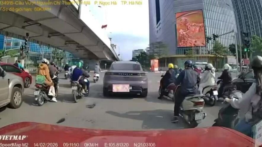 Xe máy bị tông văng vì rẽ trái cắt đầu SUV