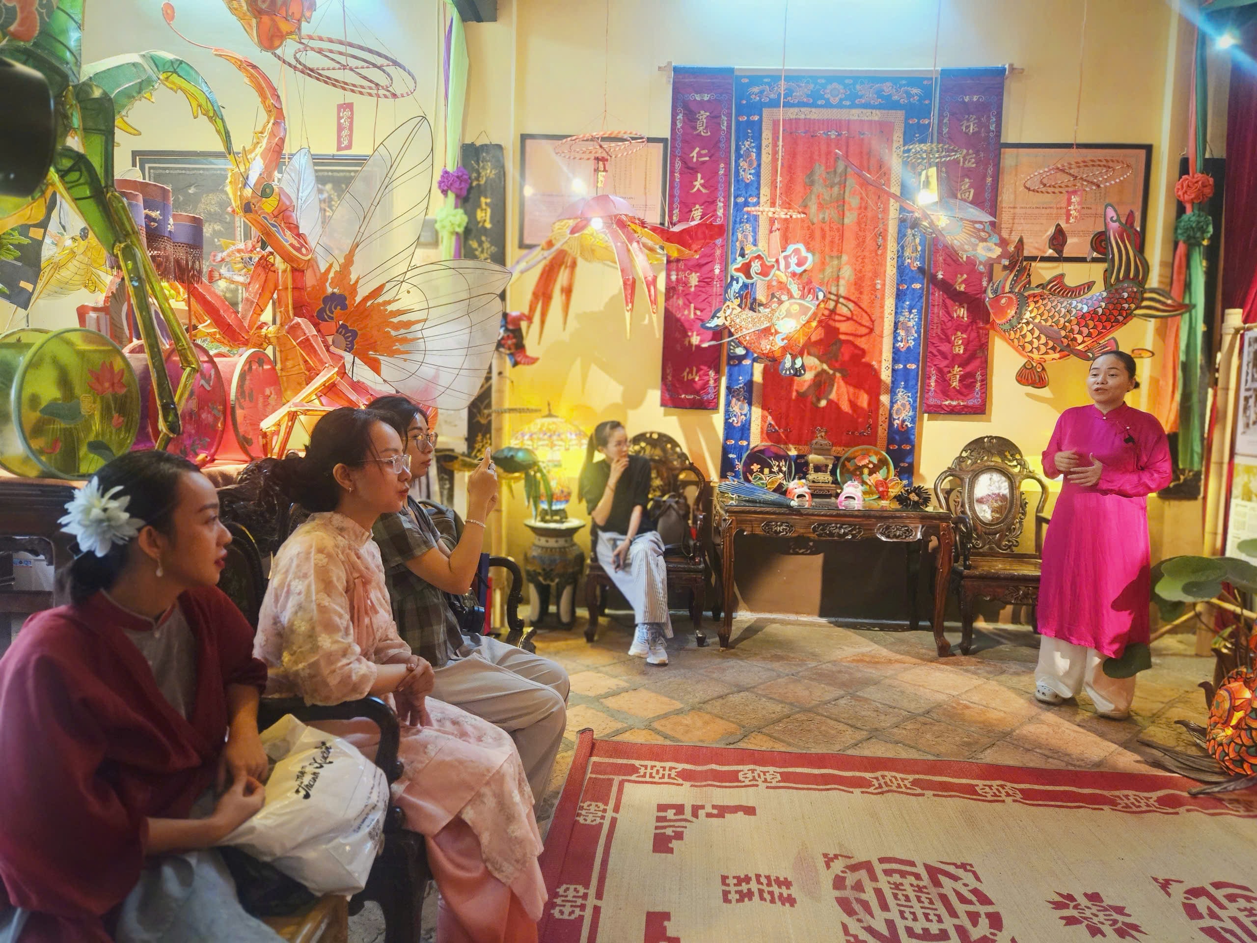 Giảng viên, sinh viên tìm cảm hứng từ triển lãm phục dựng đèn lồng xưa- Ảnh 4.