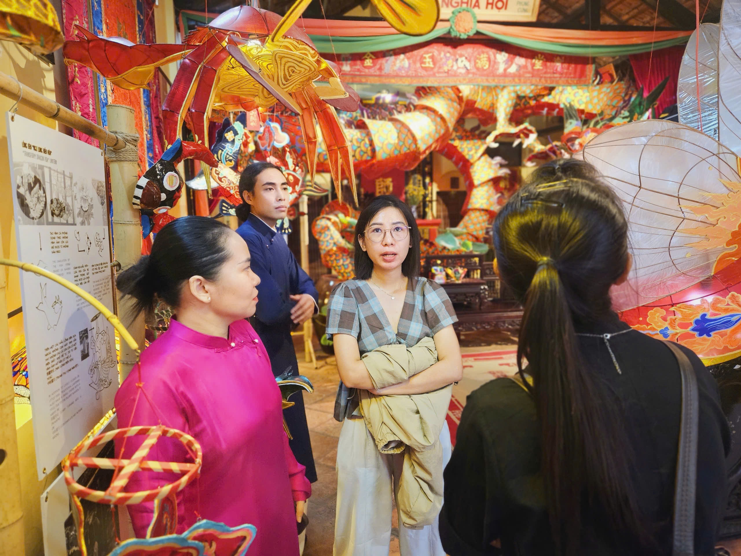 Giảng viên, sinh viên tìm cảm hứng từ triển lãm phục dựng đèn lồng xưa- Ảnh 5.