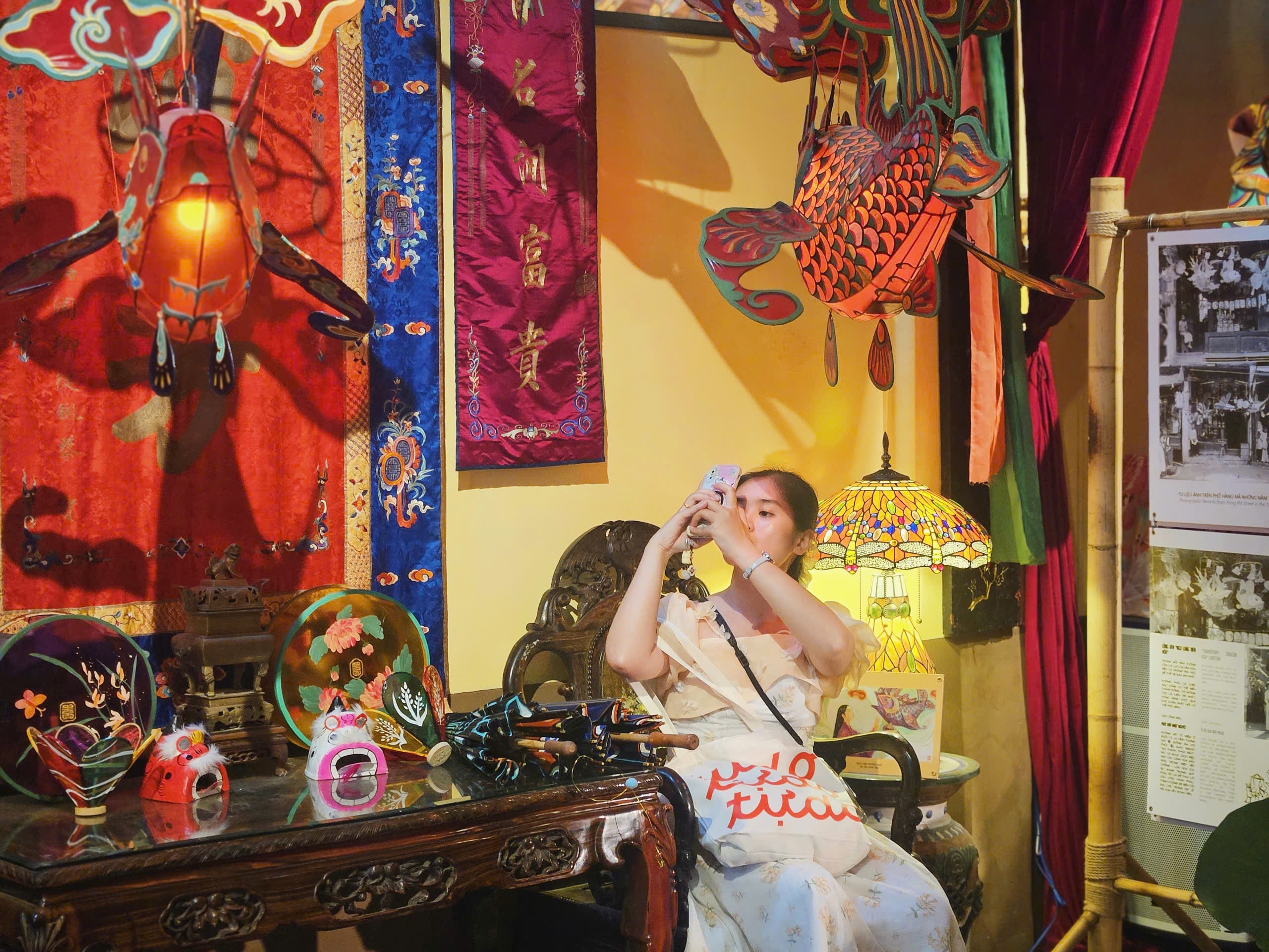 Giảng viên, sinh viên tìm cảm hứng từ triển lãm phục dựng đèn lồng xưa- Ảnh 3.