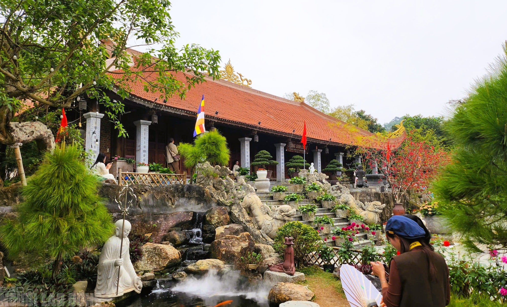 Ngôi chùa cổ ở Thanh Hóa hút khách tới check-in ảnh Tết - Ảnh 2.