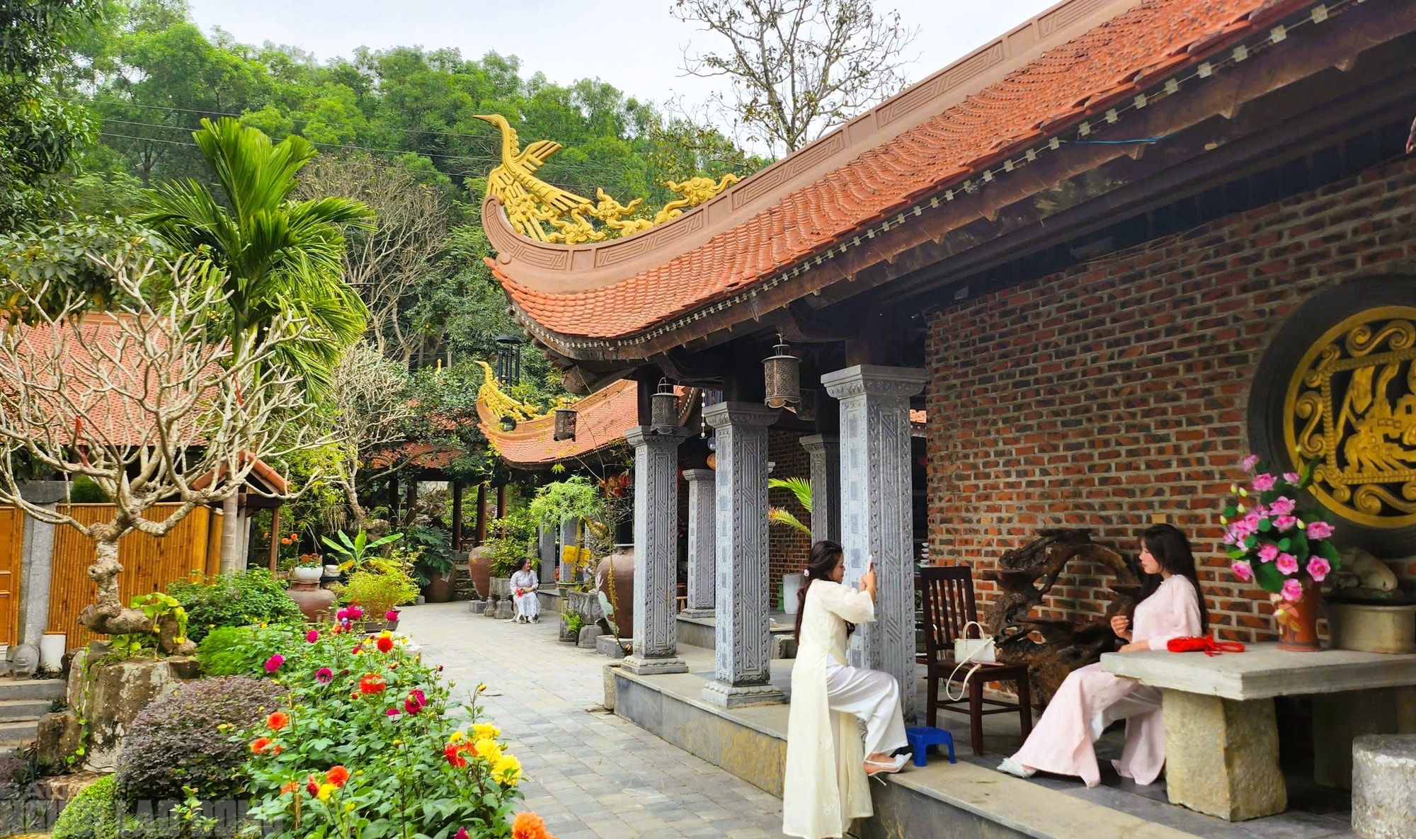 Ngôi chùa cổ ở Thanh Hóa hút khách tới check-in ảnh Tết - Ảnh 6.