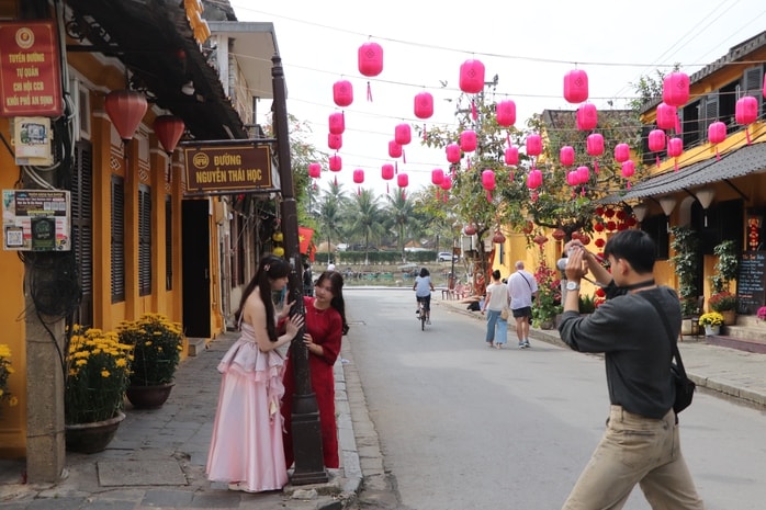 Du khách xúng xính áo dài check-in phố cổ Hội An ngày 29 Tết Bính Ngọ 2026 - Ảnh 9.