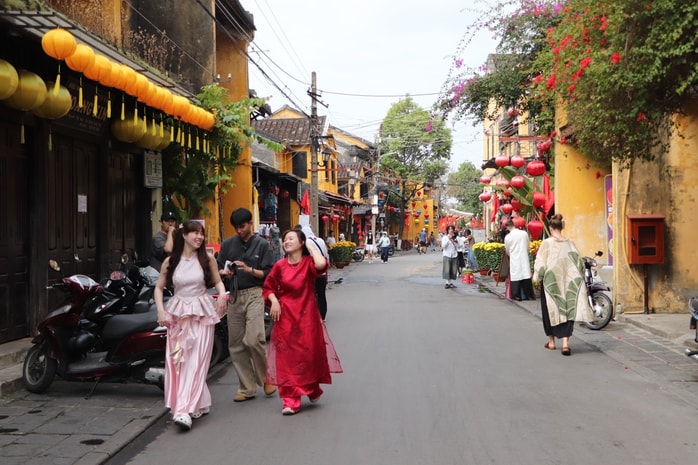 Du khách xúng xính áo dài check-in phố cổ Hội An ngày 29 Tết Bính Ngọ 2026 - Ảnh 6.
