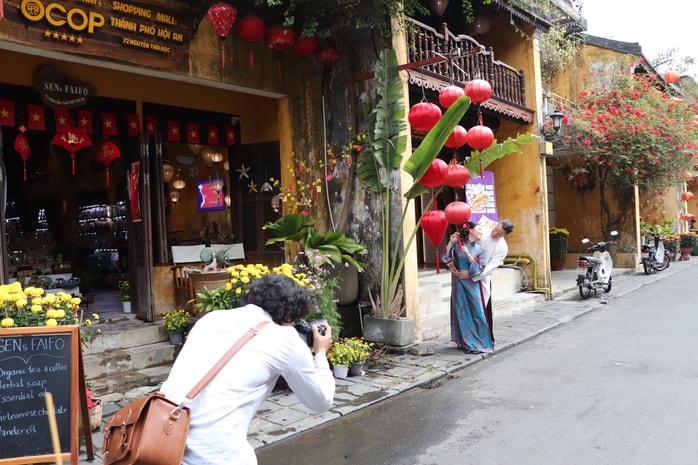 Du khách xúng xính áo dài check-in phố cổ Hội An ngày 29 Tết Bính Ngọ 2026 - Ảnh 18.