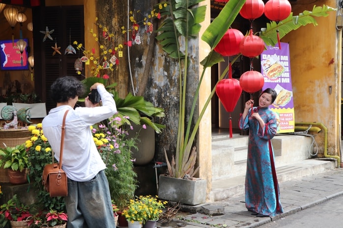 Du khách xúng xính áo dài check-in phố cổ Hội An ngày 29 Tết Bính Ngọ 2026 - Ảnh 17.