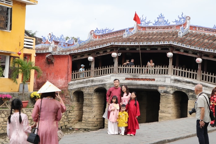 Du khách xúng xính áo dài check-in phố cổ Hội An ngày 29 Tết Bính Ngọ 2026 - Ảnh 16.