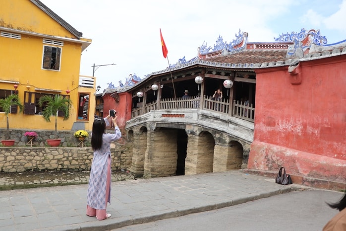 Du khách xúng xính áo dài check-in phố cổ Hội An ngày 29 Tết Bính Ngọ 2026 - Ảnh 12.