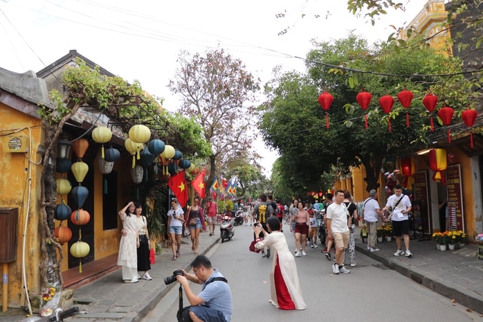 Du khách xúng xính áo dài check-in phố cổ Hội An ngày 29 Tết Bính Ngọ 2026 - Ảnh 7.