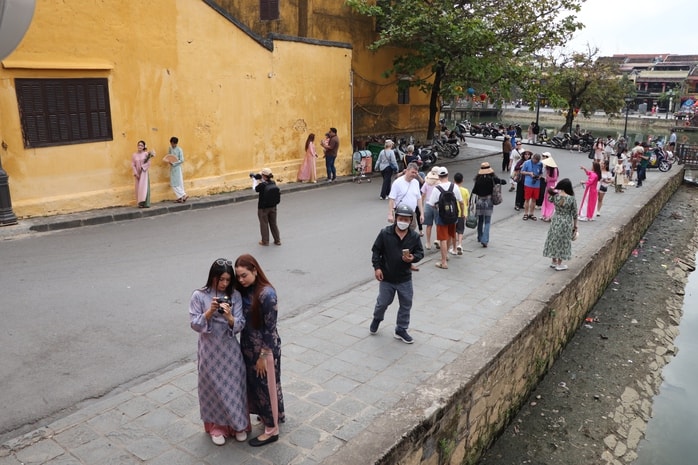 Du khách xúng xính áo dài check-in phố cổ Hội An ngày 29 Tết Bính Ngọ 2026 - Ảnh 13.