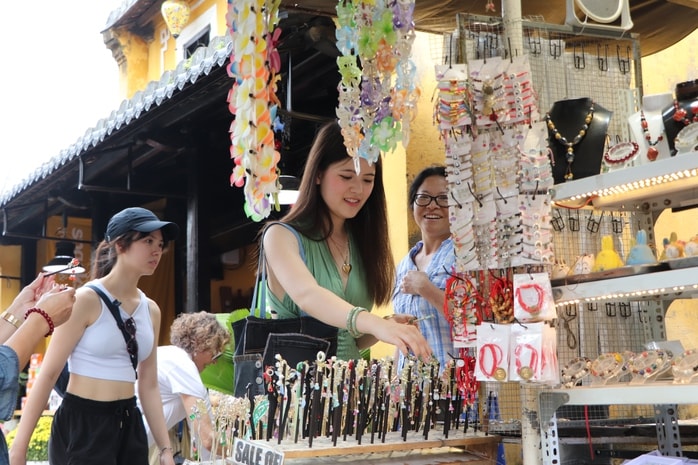 Du khách xúng xính áo dài check-in phố cổ Hội An ngày 29 Tết Bính Ngọ 2026 - Ảnh 20.