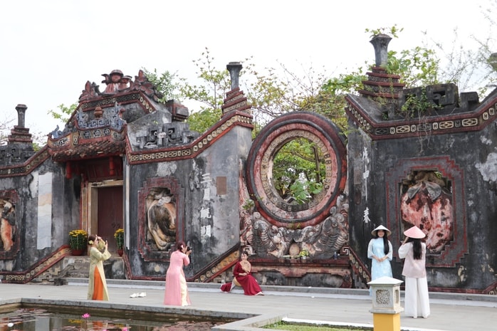 Du khách xúng xính áo dài check-in phố cổ Hội An ngày 29 Tết Bính Ngọ 2026 - Ảnh 3.