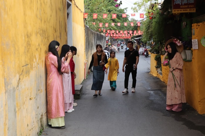 Du khách xúng xính áo dài check-in phố cổ Hội An ngày 29 Tết Bính Ngọ 2026 - Ảnh 11.