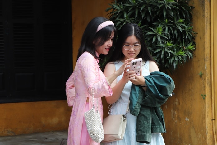 Du khách xúng xính áo dài check-in phố cổ Hội An ngày 29 Tết Bính Ngọ 2026 - Ảnh 15.