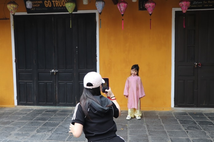 Du khách xúng xính áo dài check-in phố cổ Hội An ngày 29 Tết Bính Ngọ 2026 - Ảnh 10.