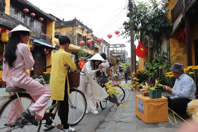 Du khách xúng xính áo dài check-in phố cổ Hội An ngày 29 Tết Bính Ngọ 2026 - Ảnh 8.