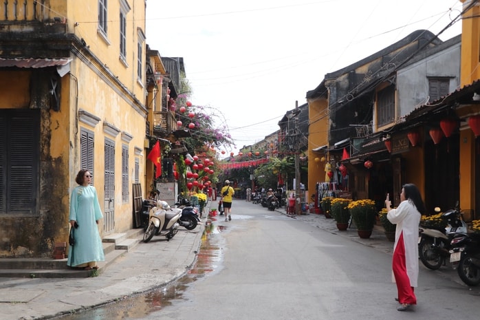 Du khách xúng xính áo dài check-in phố cổ Hội An ngày 29 Tết Bính Ngọ 2026 - Ảnh 5.