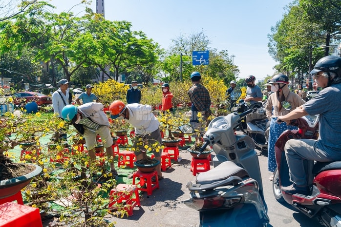 VIDEO: Xả hoa Tết giá 100.000 đồng vắng khách vào trưa 29 Tết tại TPHCM - Ảnh 1.
