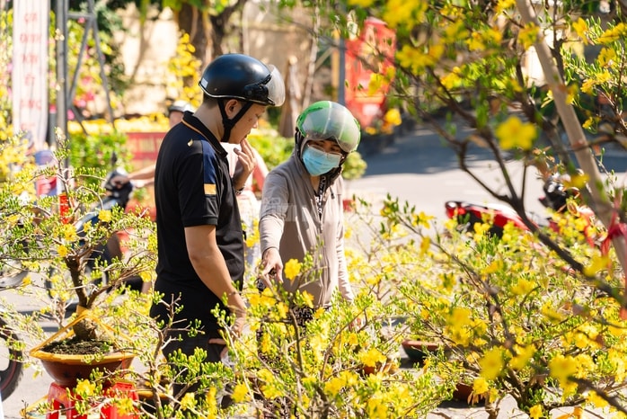 VIDEO: Xả hoa Tết giá 100.000 đồng vắng khách vào trưa 29 Tết tại TPHCM - Ảnh 8.
