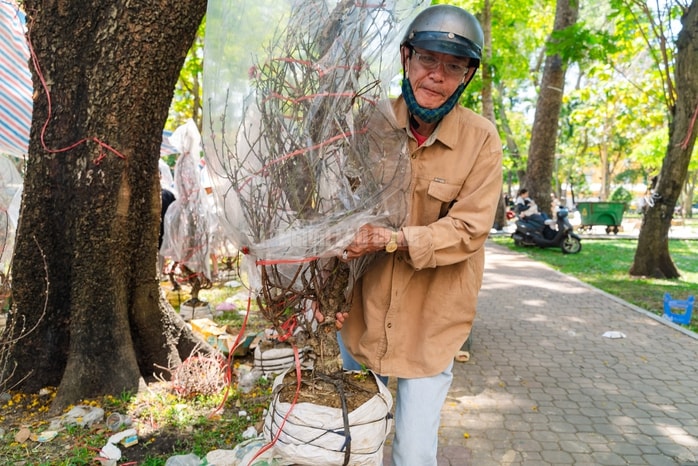 VIDEO: Xả hoa Tết giá 100.000 đồng vắng khách vào trưa 29 Tết tại TPHCM - Ảnh 16.