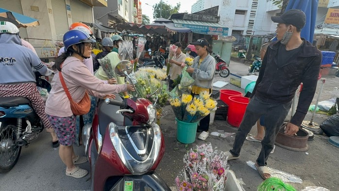 Chợ hoa Tết 2026: Nhiều lô hoa kiểng đã bán hết sạch tại TP HCM - Ảnh 8.