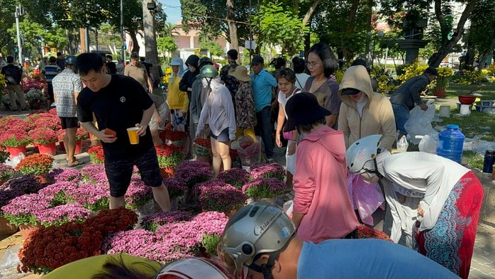 Chợ hoa Tết 2026: Nhiều lô hoa kiểng đã bán hết sạch tại TP HCM - Ảnh 1.