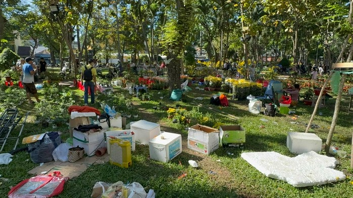 Chợ hoa Tết 2026: Nhiều lô hoa kiểng đã bán hết sạch tại TP HCM - Ảnh 4.