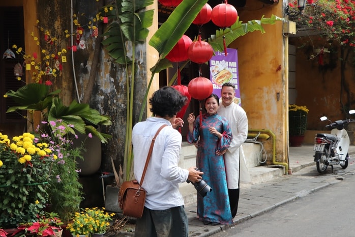 Du khách xúng xính áo dài check-in phố cổ Hội An ngày 29 Tết Bính Ngọ 2026 - Ảnh 19.