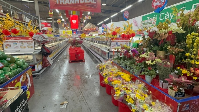 Chợ hoa Tết 2026: Nhiều lô hoa kiểng đã bán hết sạch tại TP HCM - Ảnh 5.