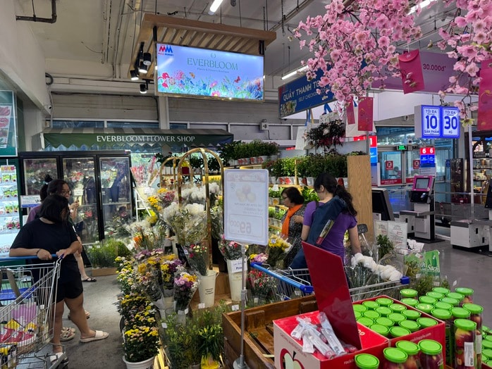 Chợ hoa Tết 2026: Nhiều lô hoa kiểng đã bán hết sạch tại TP HCM - Ảnh 7.