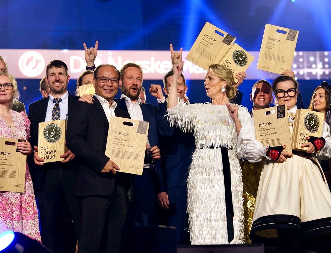 Anh Nguyễn Văn Trung (thứ ba từ trái sang) tại lễ trao giải Det Norske Måltid, nơi nước mắm Jadarr giành giải nhất hạng mục thủy hải sản chế biến. (Ảnh: Nhân vật cung cấp)