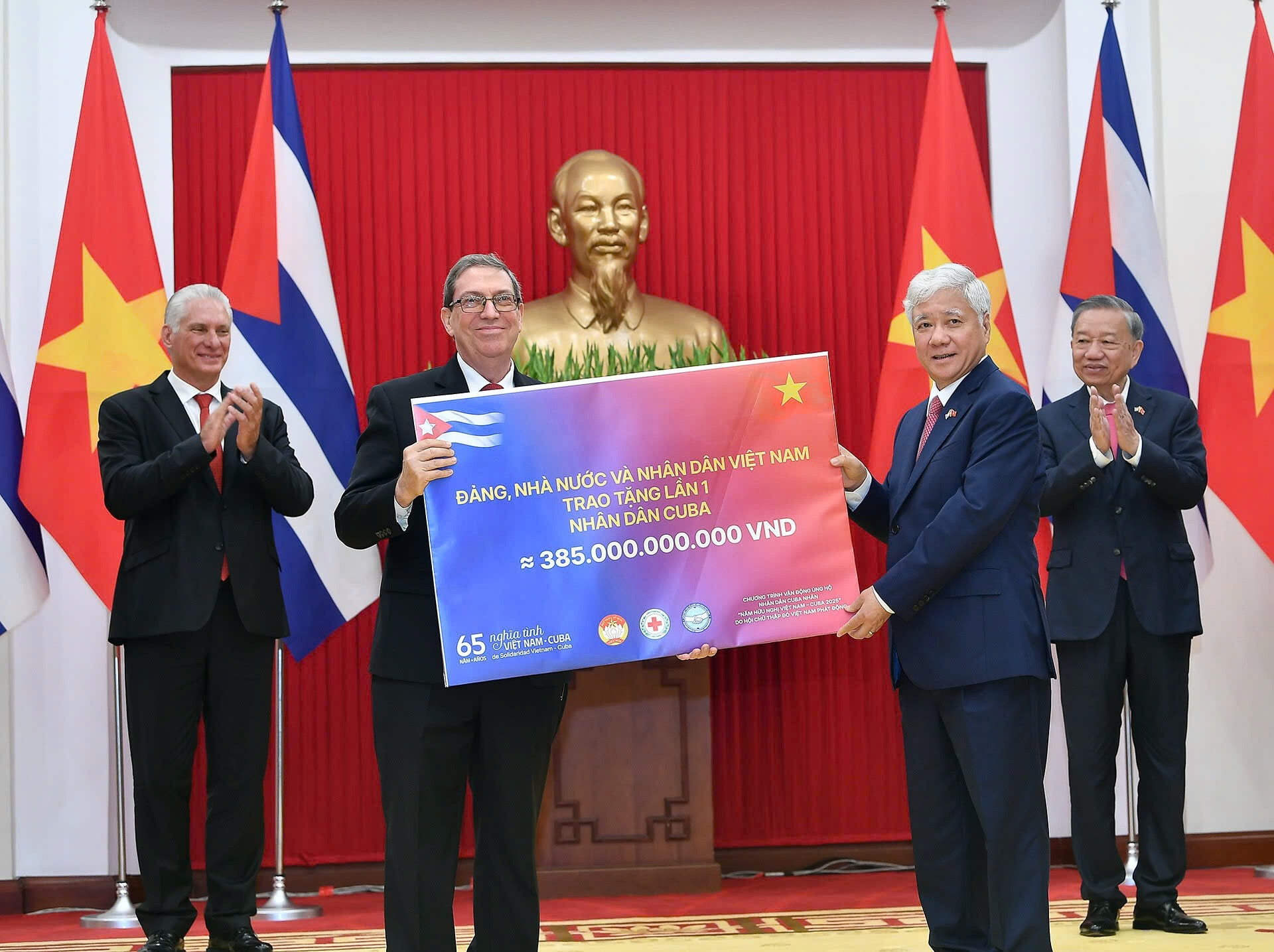 Tổng Bí thư Tô Lâm và Bí thư thứ nhất, Chủ tịch nước Cuba chứng kiến trao tặng lần 1 món quà 385 tỷ đồng của Đảng, Nhà nước và nhân dân Việt Nam tặng nhân dân Cuba. (Ảnh: Vietnamnet)