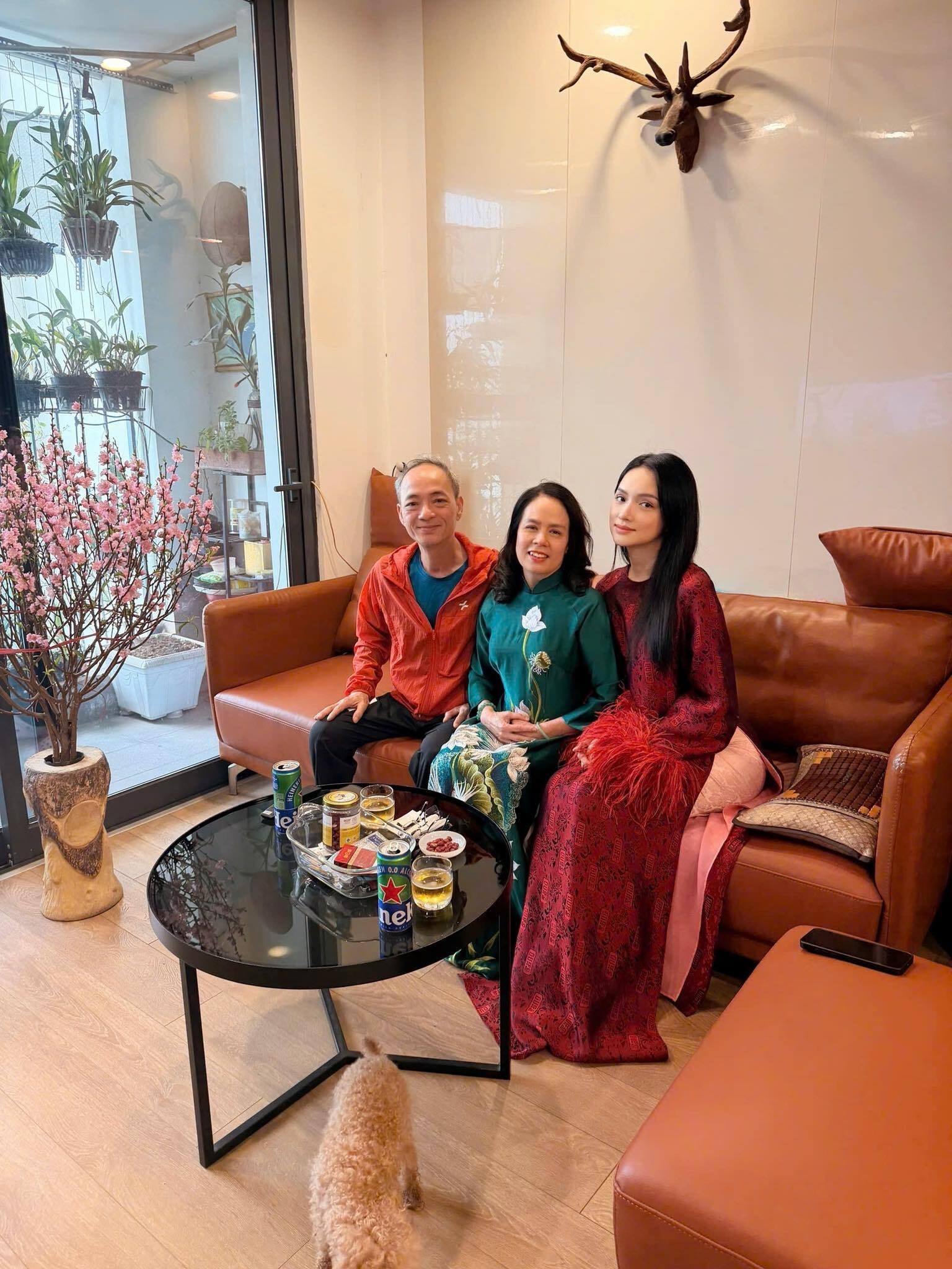 Khoe ảnh bên bố mẹ, Hương Giang viết: 