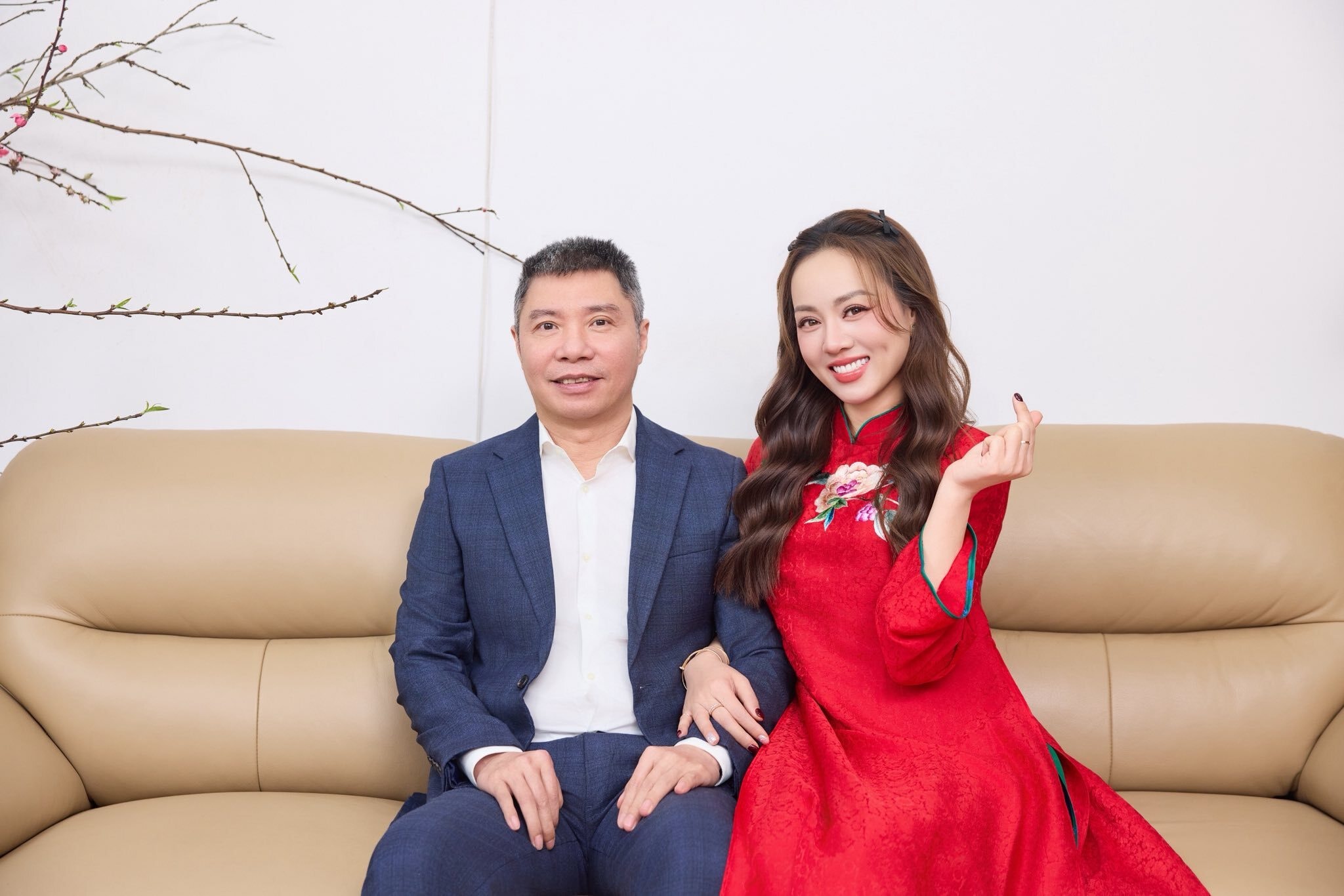 Bà xã NSND Công Lý chia sẻ hình ảnh ấm áp bên chồng ngay đầu năm mới.