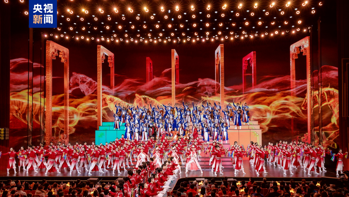 Trung Quốc chào đón Tết Nguyên đán Bính Ngọ bằng chương trình nhạc hội thường niên Xuân Vãn. Bên cạnh đó, người dân ở khắp các vùng miền và cộng đồng người Trung Quốc ở nước ngoài cũng tổ chức nhiều hoạt động khác. (Ảnh: CMG)