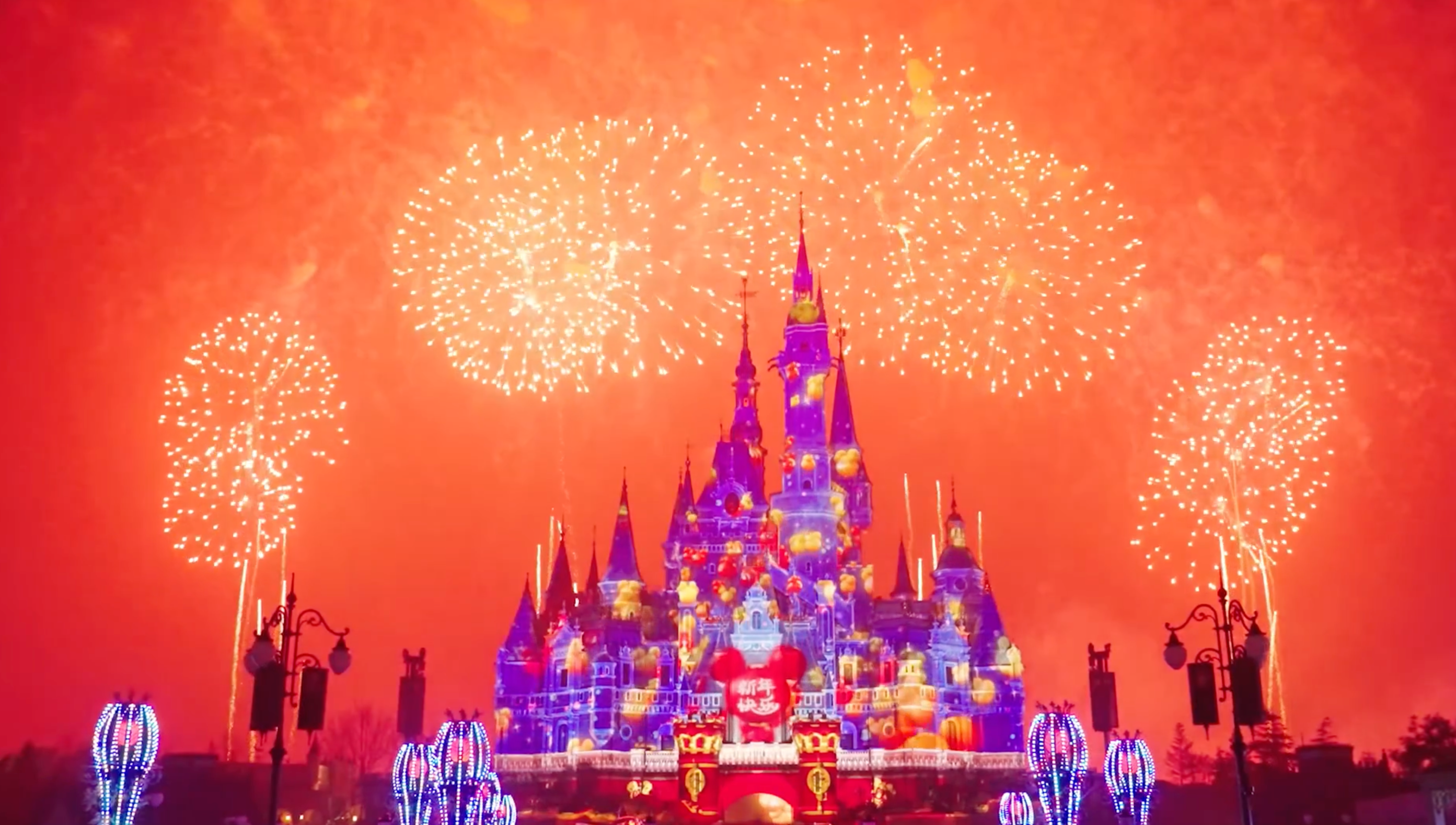 Disneyland Thượng Hải (Trung Quốc) chào đón năm mới 2026 bằng màn trình diễn pháo hoa đầy ấn tượng. (Ảnh chụp màn hình)