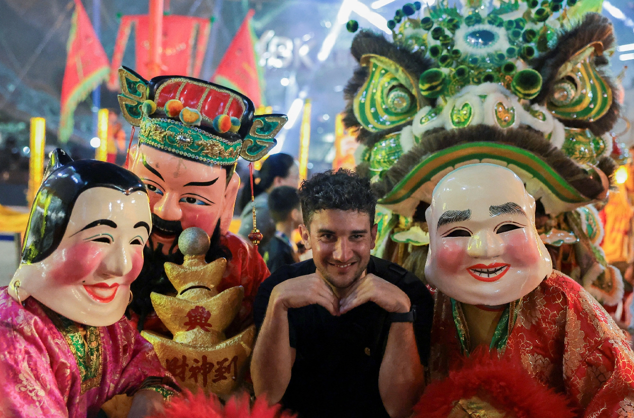 Bangkok, Thái Lan cũng rộn ràng những sự kiện chào mừng tết Nguyên đán 2026. Người dân đổ râ đường từ sớm để lưu lại khoảnh khắc đặc biệt này. (Ảnh: Reuters)