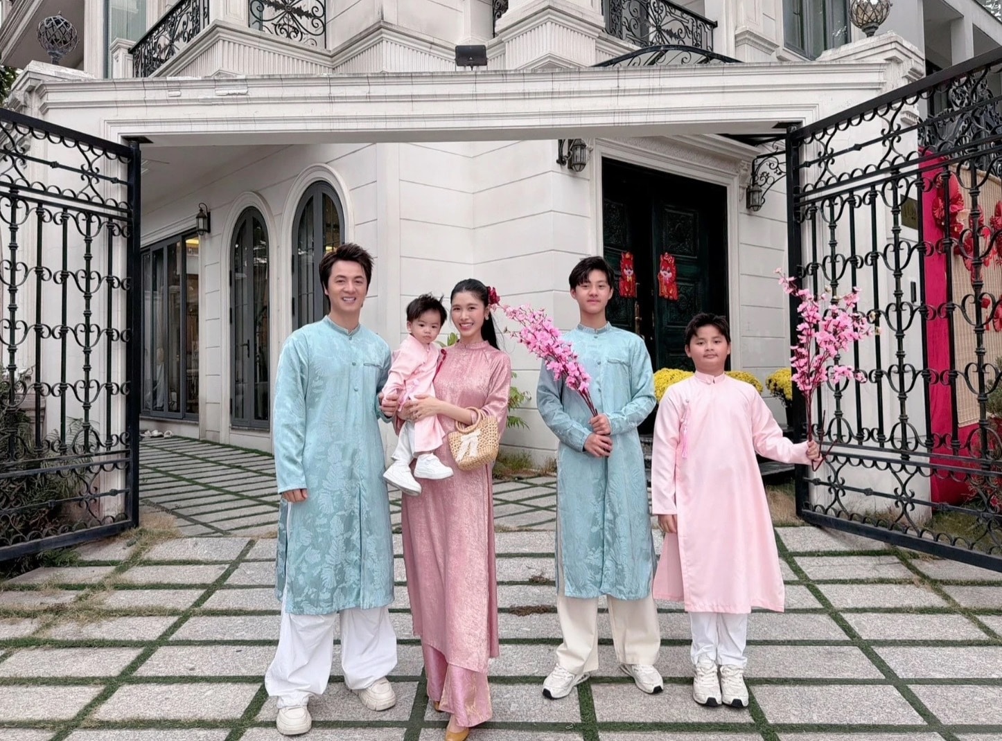 Gia đình 5 thành viên của Đăng Khôi - Thủy Anh sẵn sàng để đi chúc Tết. Nam ca sỹ chia sẻ: 