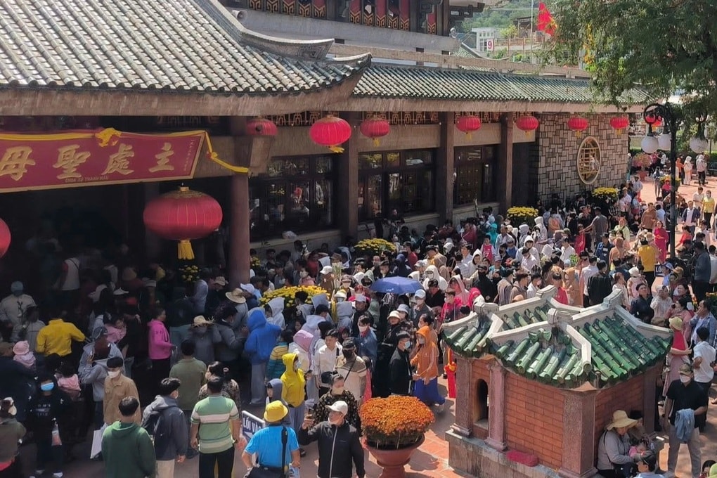 Hàng nghìn người miền Tây chen chân xin lộc ở miếu Bà Chúa Xứ núi Sam - 2 Hàng nghìn người miền Tây chen chân xin lộc ở miếu Bà Chúa Xứ núi Sam - 2