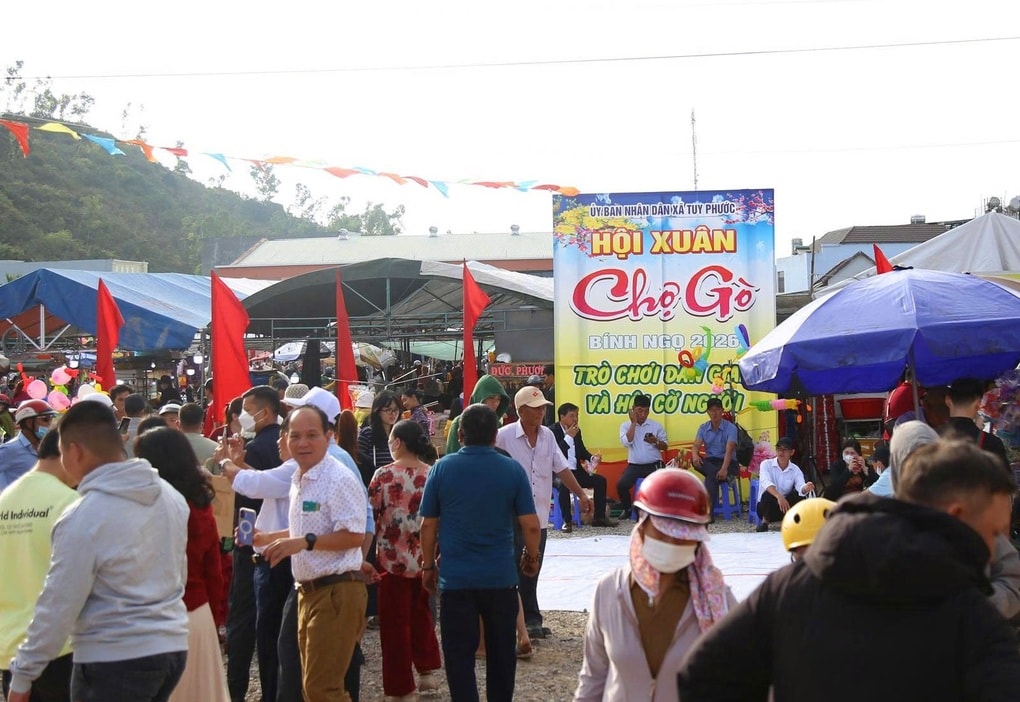 Mùng 1 Tết, người dân đến một trong những phiên chợ độc đáo nhất Việt Nam - 1