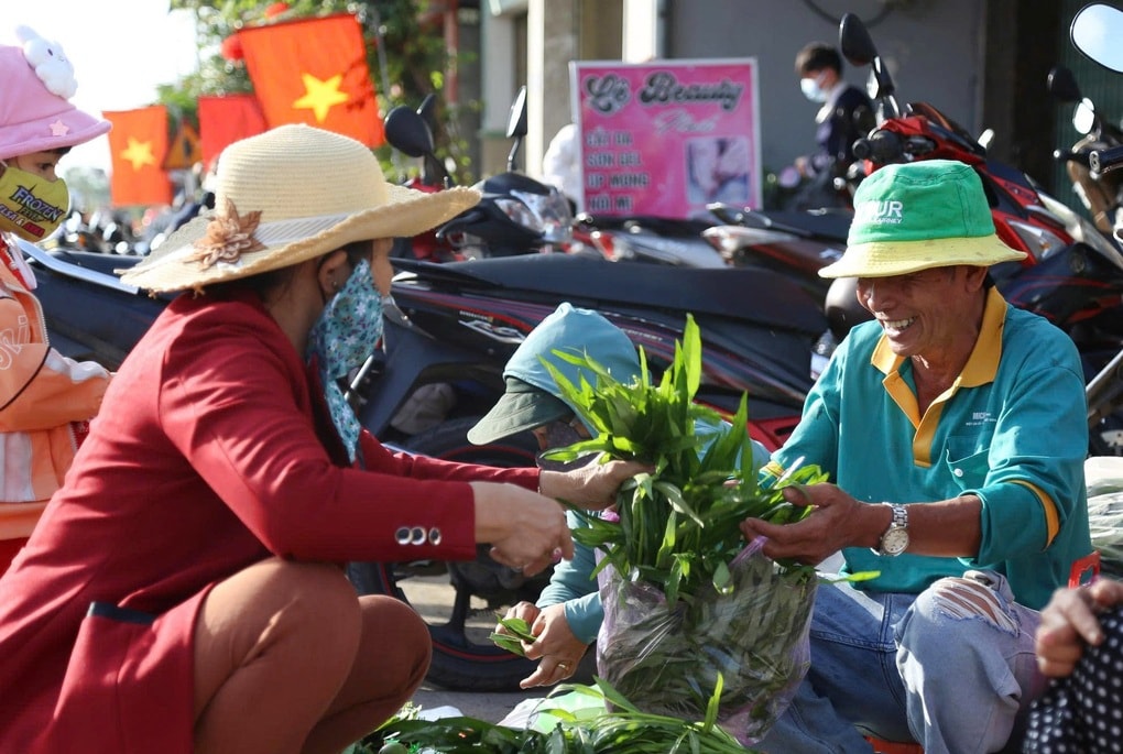 Mùng 1 Tết, người dân đến một trong những phiên chợ độc đáo nhất Việt Nam - 2