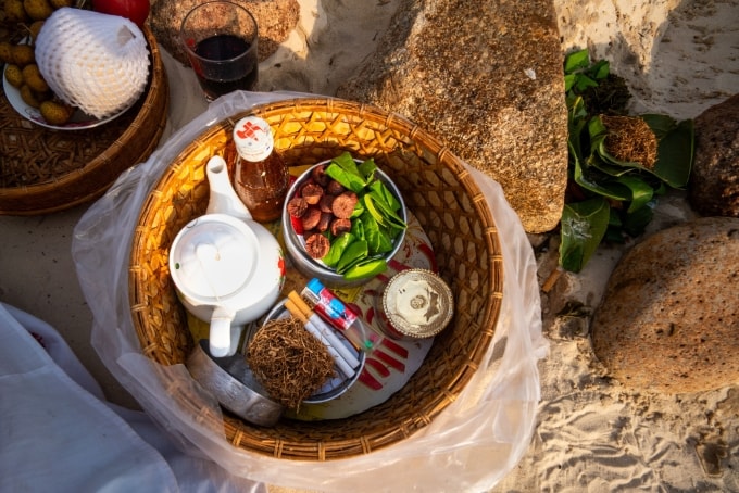 Lễ vật của người chăm dùng để tảo mộ tổ tiên trong lễ Ramưwan. Ảnh: Long Hồ