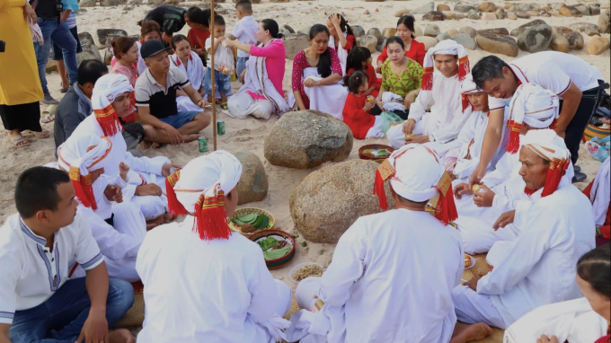 Lễ cúng trước mộ của một gia tộc ở nghĩa trang người Chăm hồi tháng 2/2025. Ảnh: Phước An