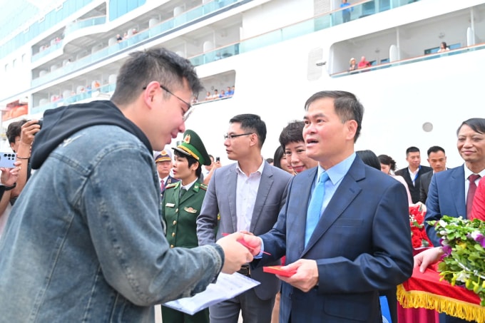 Chủ tịch UBND tỉnh Quảng Ninh Bùi Văn Khắng lì xì cho du khách đến xông đất Hạ Long sáng mùng 1 Tết Bính Ngọ 2026. Ảnh: Lê Tân