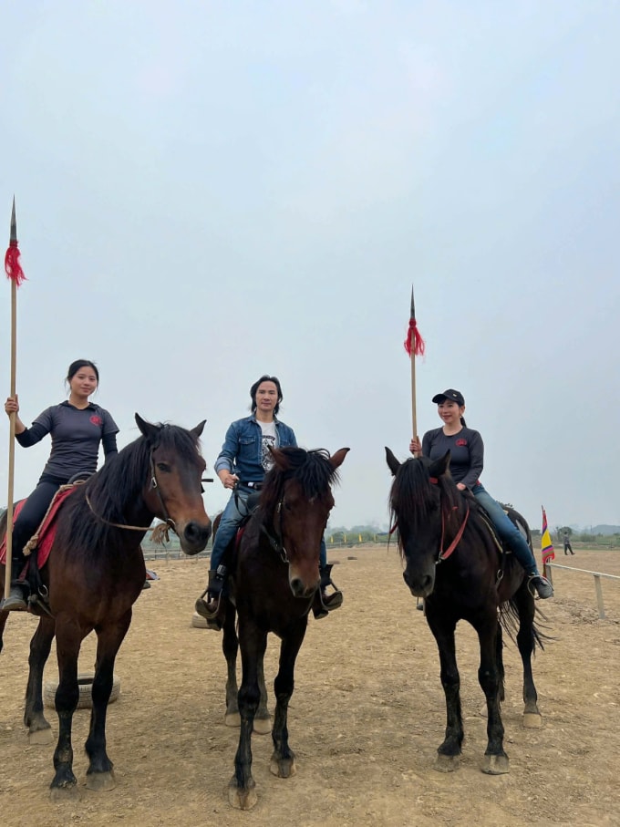 Anh Phương (giữa) cùng các thành viên CLB Kỵ xạ Việt Nam tập luyện trên sân ở khu vực bãi đá sông Hồng. Ảnh: Nhân vật cung cấp