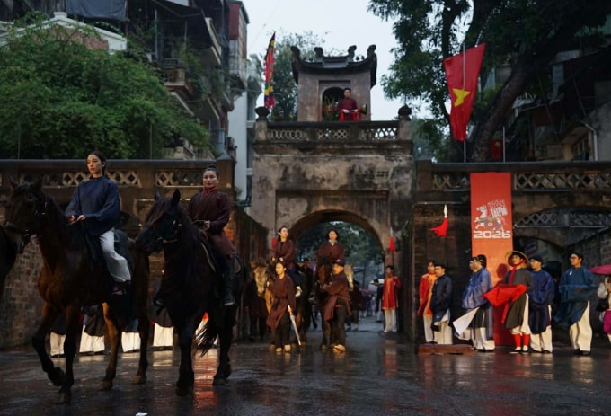 Chị Thanh Huyền (người cưỡi ngựa thứ hai) cùng thành viên CLB Kỵ xạ Việt Nam tham gia biểu diễn ngựa ở phố đi bộ Hồ Gươm sáng 8/1. Ảnh: CLB Kỵ xạ Việt Nam