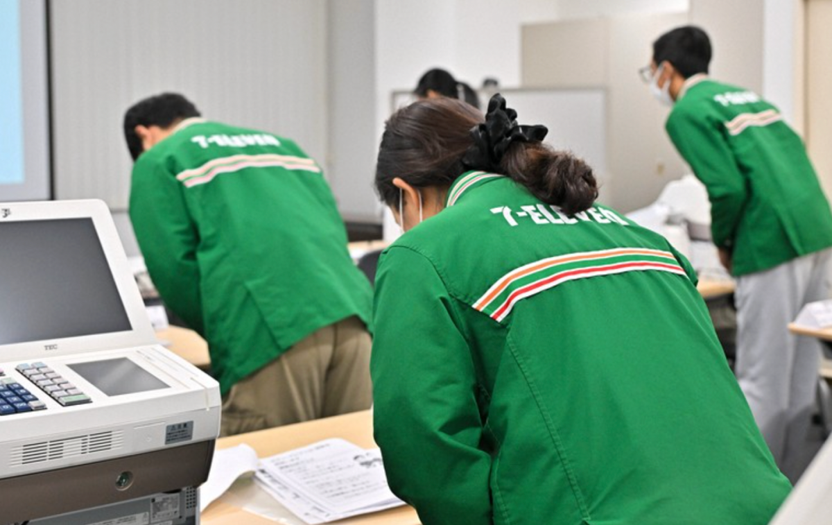 Những người nước ngoài tham gia đào tạo về tinh thần hiếu khách ở quận Chiyoda, Tokyo, Nhật Bản. Ảnh: Mainichi